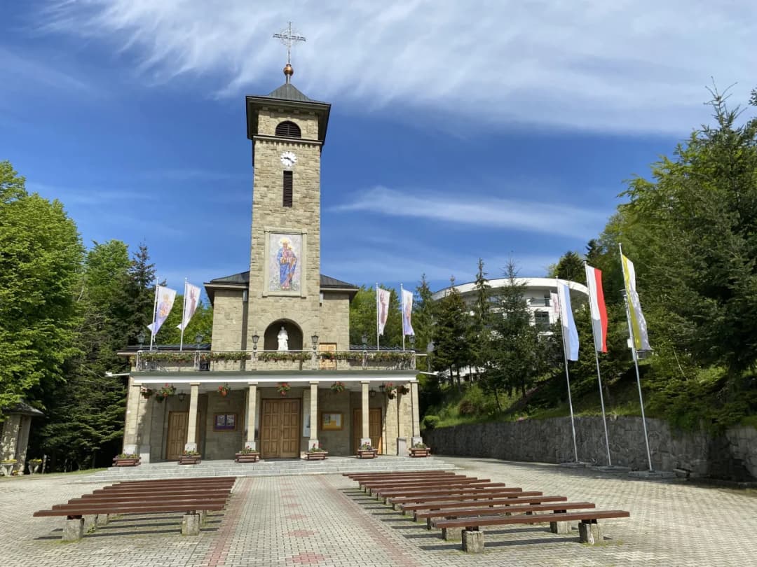 Godziny mszy świętych w sanktuarium Szczyrk: letni i zimowy rozkład