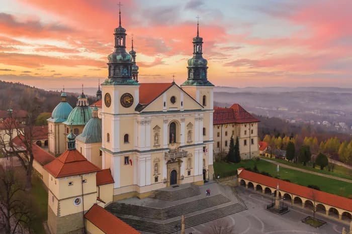 Sanktuarium w Kalwarii Zebrzydowskiej: najważniejsze informacje dla pielgrzymów